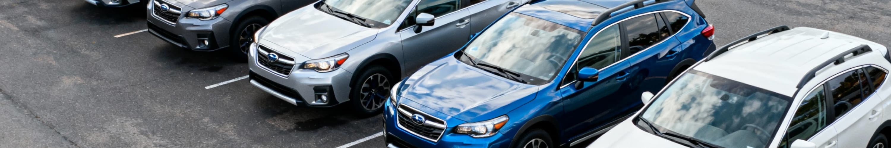 Subaru Gebrauchtwagen auf Parkplatz (Perplexity)