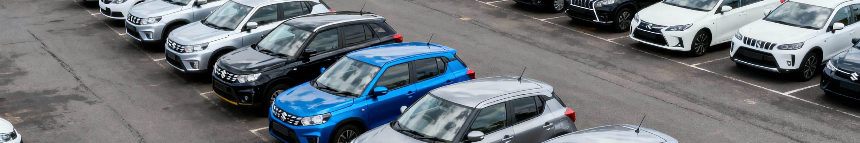 Suzuki Gebrauchtwagen auf Parkplatz (Perplexity)