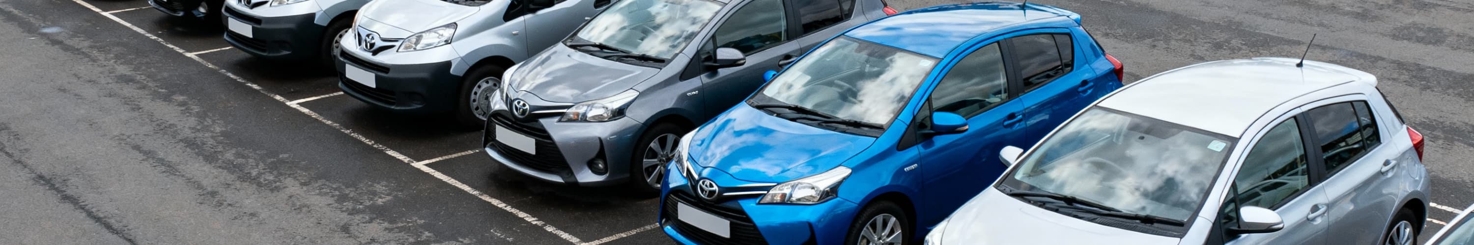 Toyota Gebrauchtwagen auf Parkplatz (Gemini)