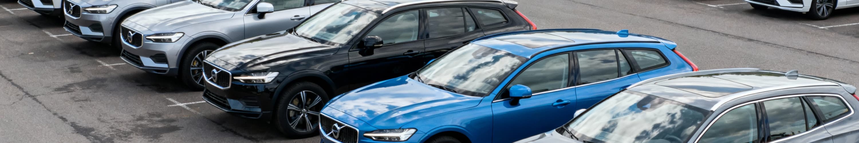 Volvo Gebrauchtwagen auf Parkplatz (Perplexity)