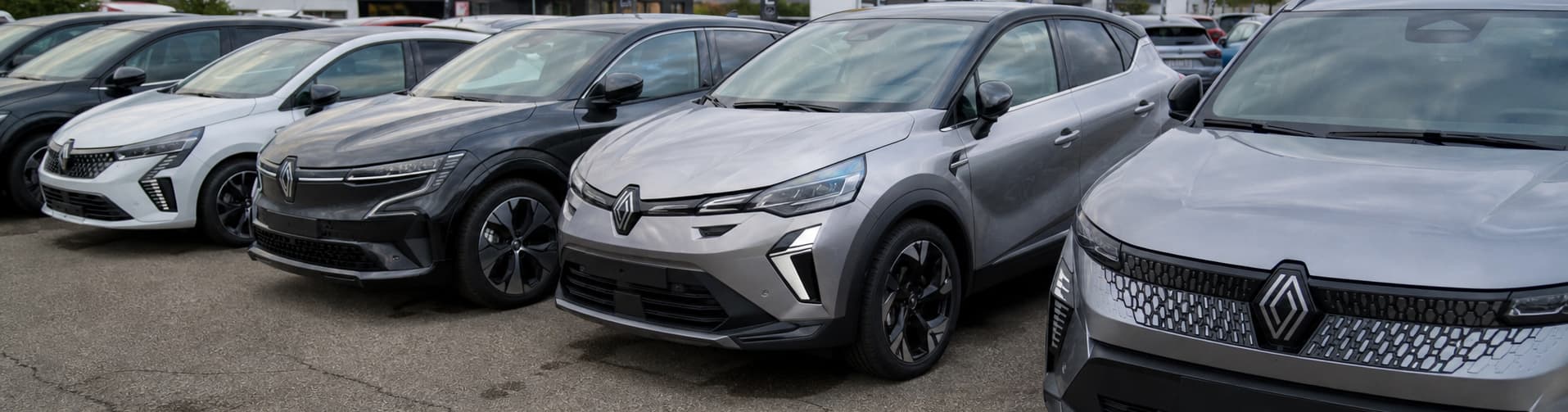 Renault Jahreswagen auf Parkplatz