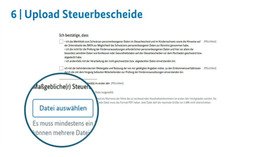 Screenshot eines Antragsformulars mit der Überschrift „6 | Upload Steuerbescheide“. Eine Lupe hebt den Button „Datei auswählen“ zum Hochladen maßgeblicher Steuerbescheide und Bestätigungsfelder hervor.