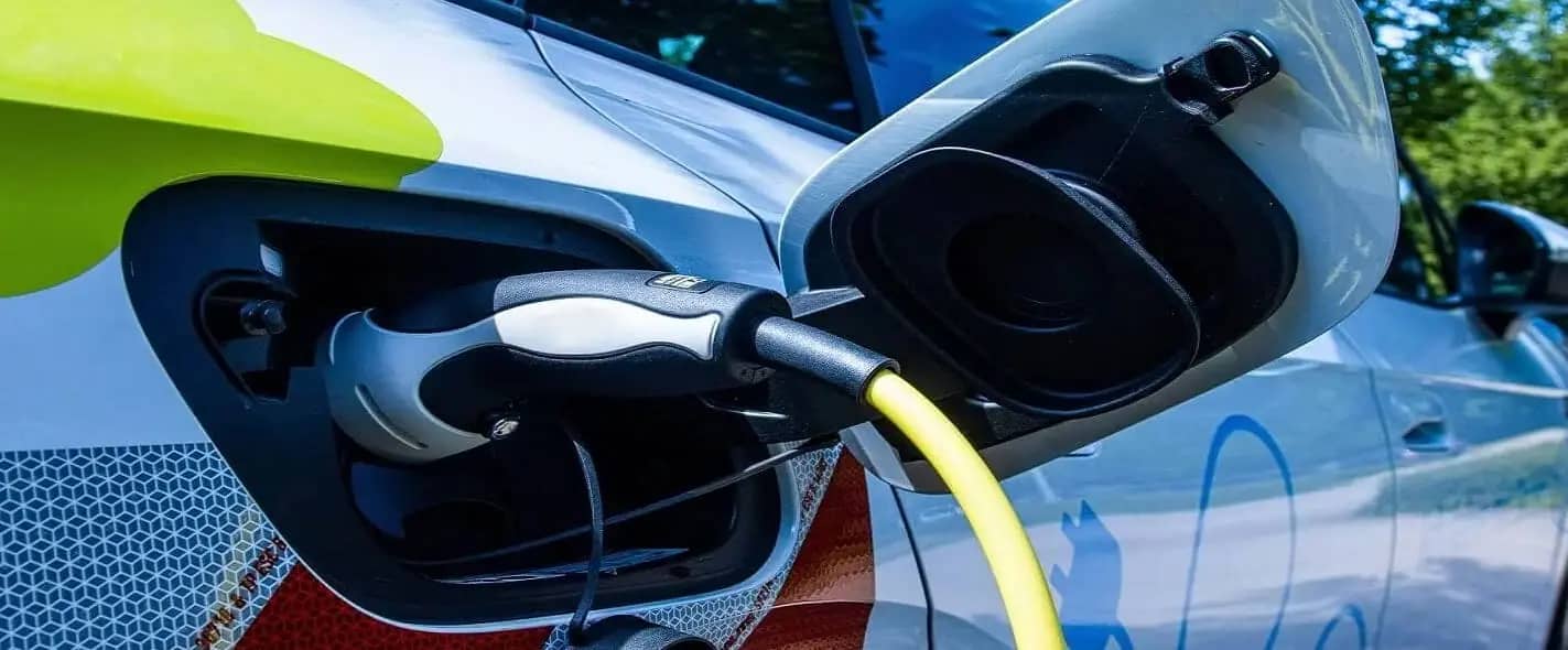 E-Auto beim Aufladen mit Stecker 