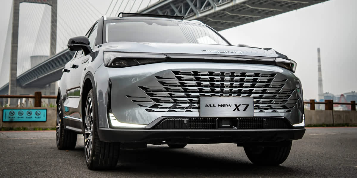 BAIC Beijing X7 vor einer Brücke