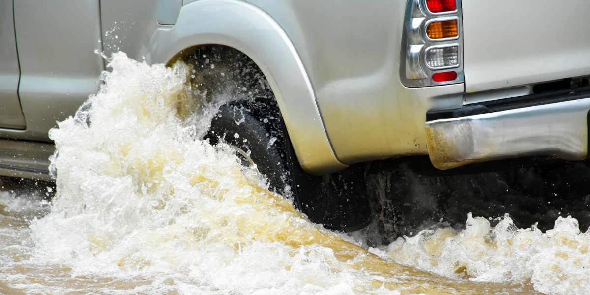 Hochwasser Wattiefe Geländewagen