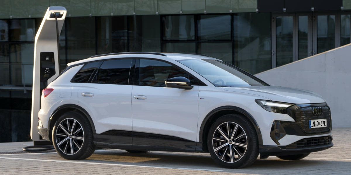 Weißer Audi Q4 40 e-tron an einer Ladesäule