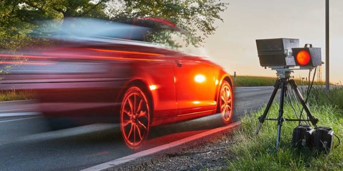 Auto wird vom Blitzer erfasst