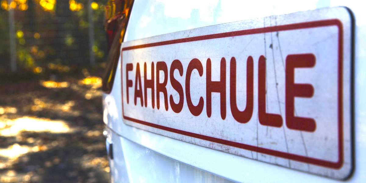Fahrschule Schild