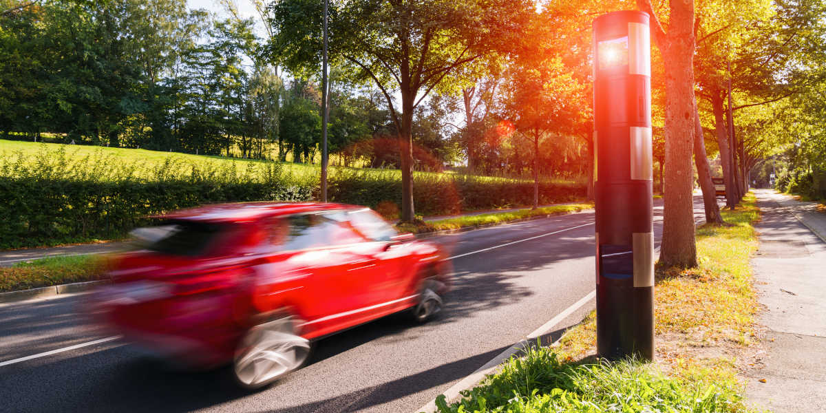 Rotes Auto geblitzt auf Straße
