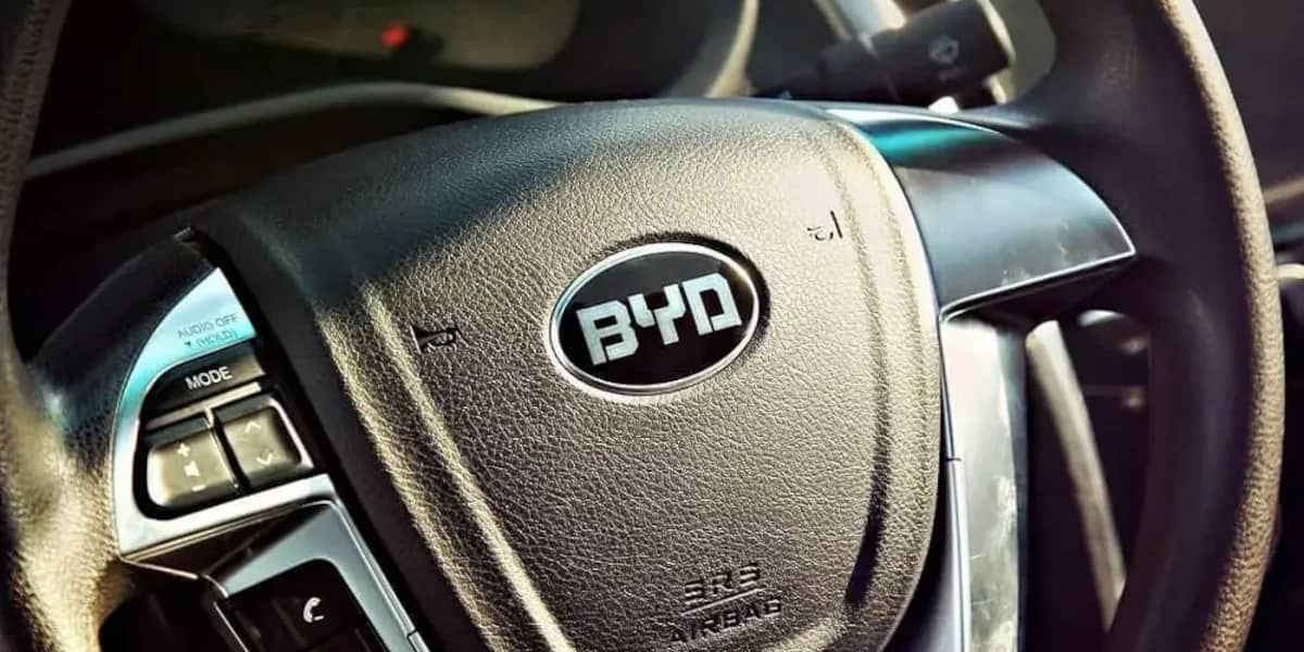 BYD-Logo auf Lenkrad