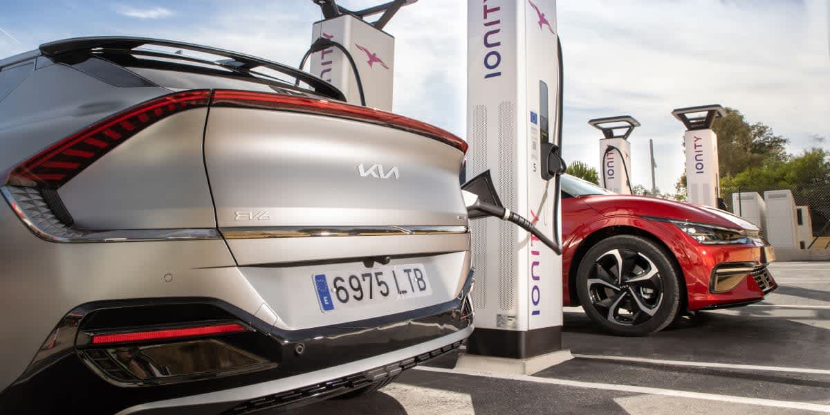 Kia Elektroautos an einer Ladesäule