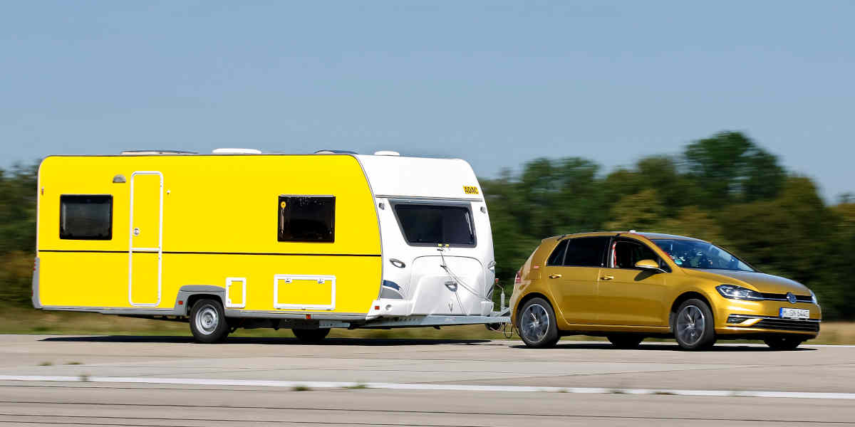 ADAC Test Wohnwagen gelb