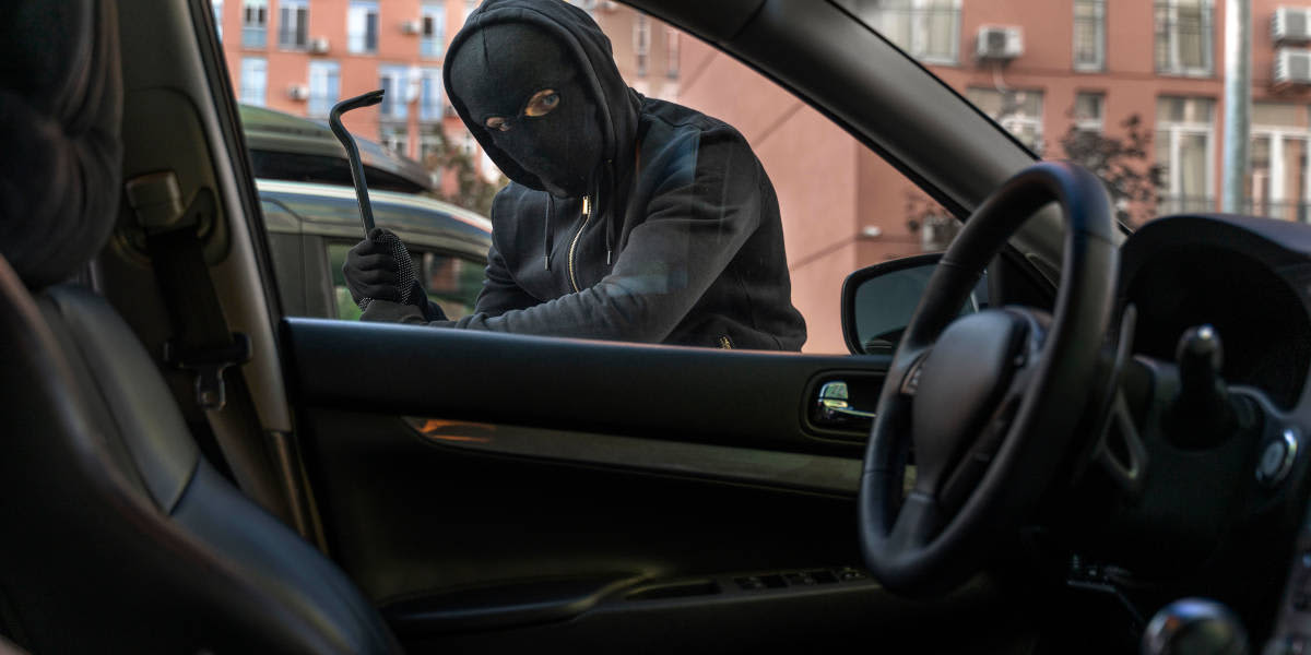 Autodieb Einbruch (Freepik)