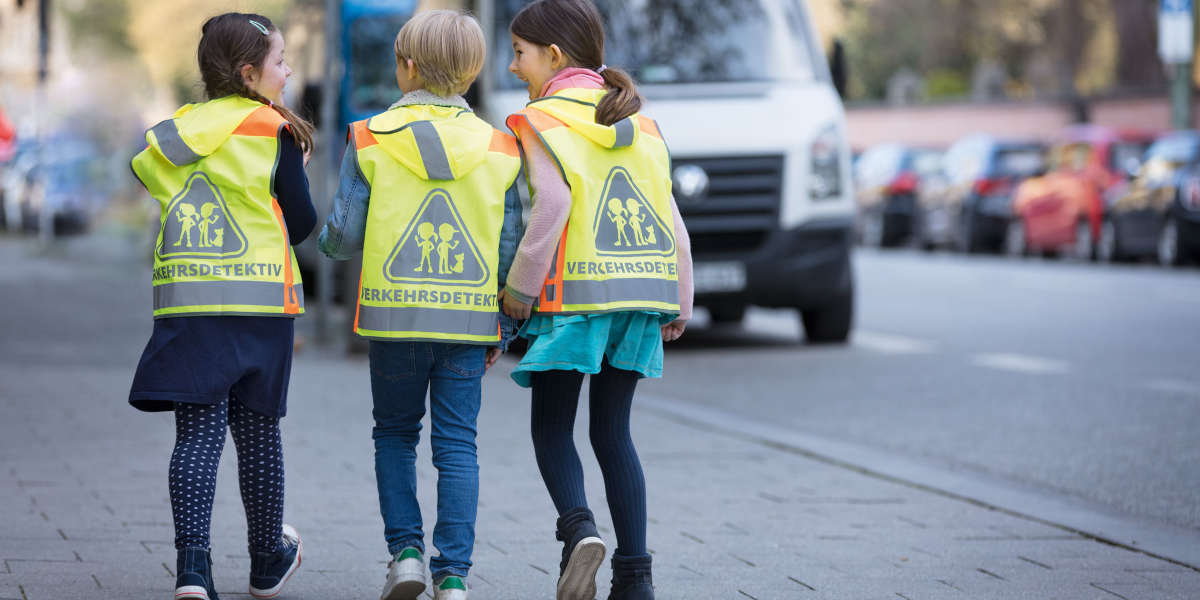 Schulkinder Schüler Elterntaxi