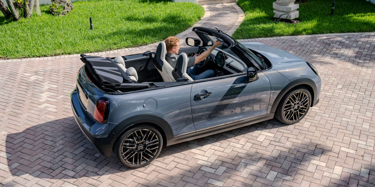 MINI Cooper Cabrio Vogelperspektive Seite Heck