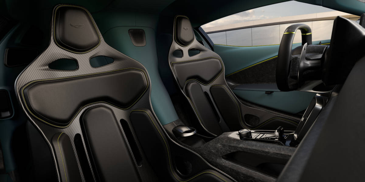 Aston Martin Innenansicht Blick vom Armaturenbrett auf die Sitze. Dunkel gehalten.