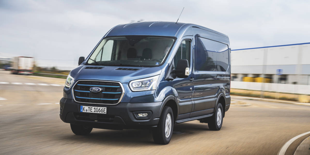 Ford E-Transit auf der Straße