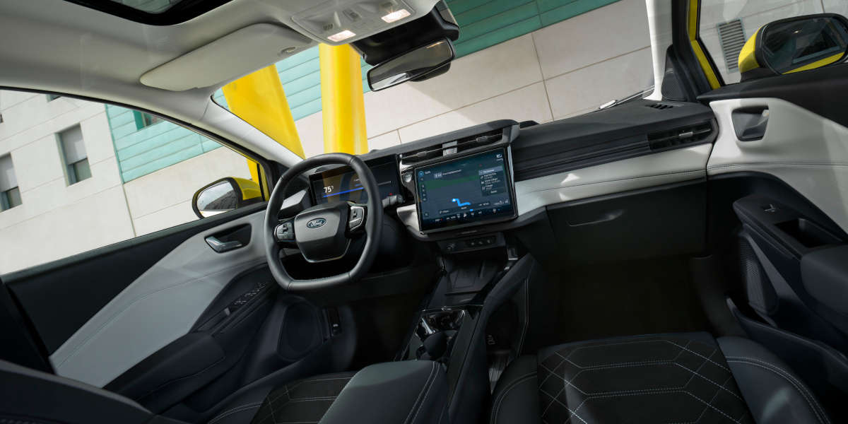 Ford Puma Gen-E Innenraum Blick auf der Rückbank aufs Cockpit
