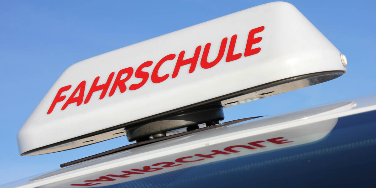 Fahrschule Schild auf Auto Nahaufnahme