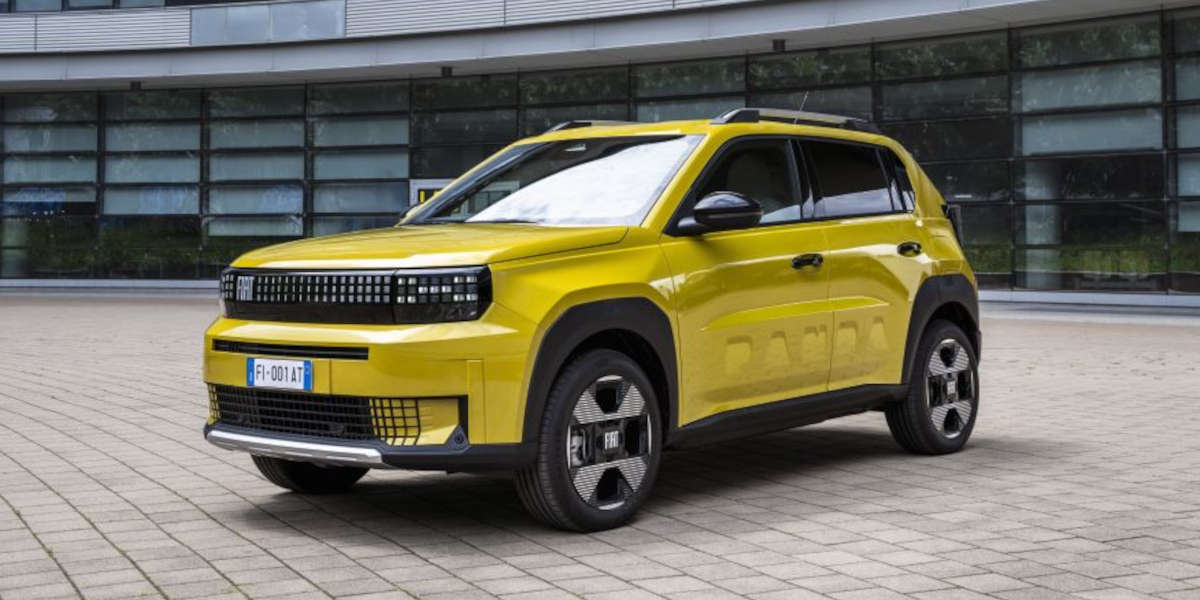 Gelber Fiat Grande Panda auf einem Platz vor einer Bürofassade