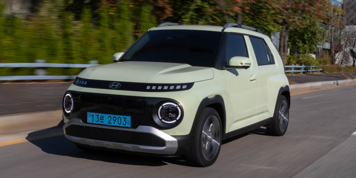 Hyundai Inster in Fahrt auf der Straße von vorne schräg