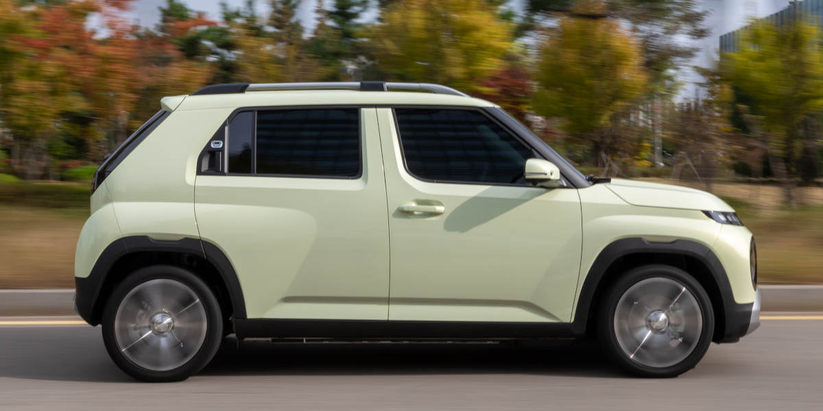 Hyundai Inster Seitenansicht Silhouette helle Auto Kleinwagen