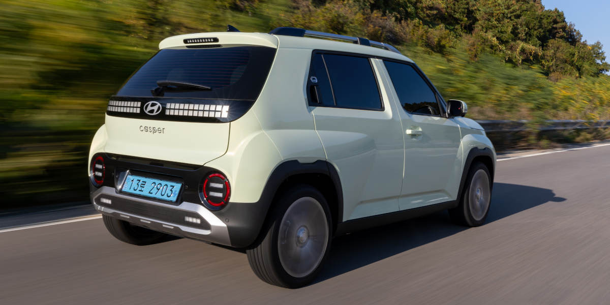Hyundai Inster auf der Straße Heckansicht schräg rechts