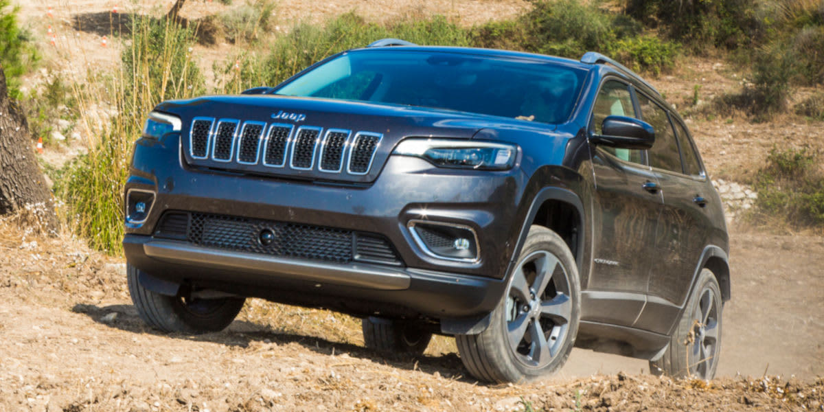 Jeep Cherokee im Gelände fährt nach rechts