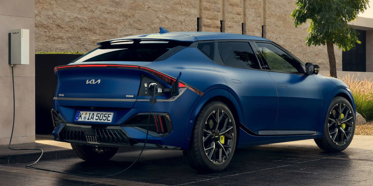 Kia EV6 GT blau schräg von hinten rechts aufgenommen
