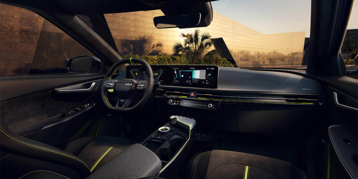 Kia EV6 GT Innenansicht. Cockpit in dunklen Farben gehalten.