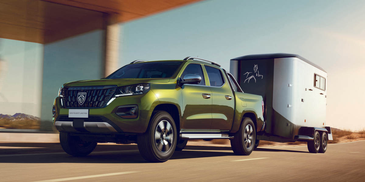 Peugeot Landtrek auf der Straße zieht Anhänger