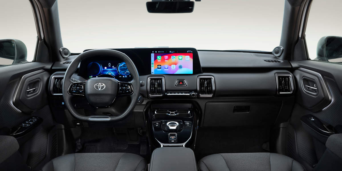 Toyota Urban Cruiser Innenansicht. Cockpit in dunklen Farben gehalten.