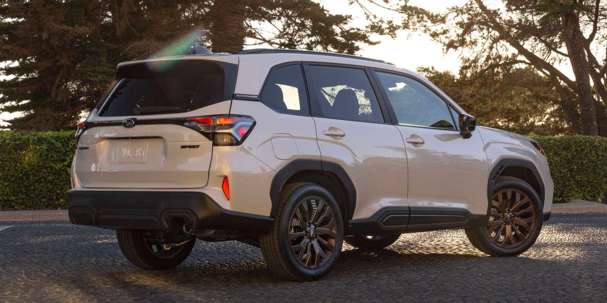 Subaru Forester Heckansicht seitlich in der Abendsonne