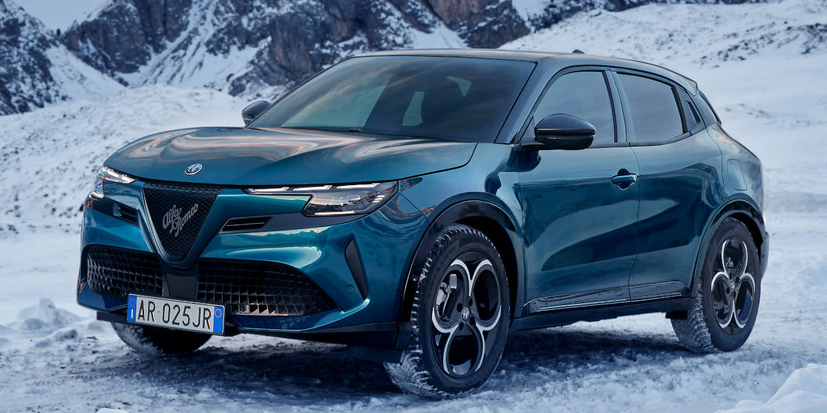 Alfa Romeo Junior Ibrida Q Front schräg im Schnee