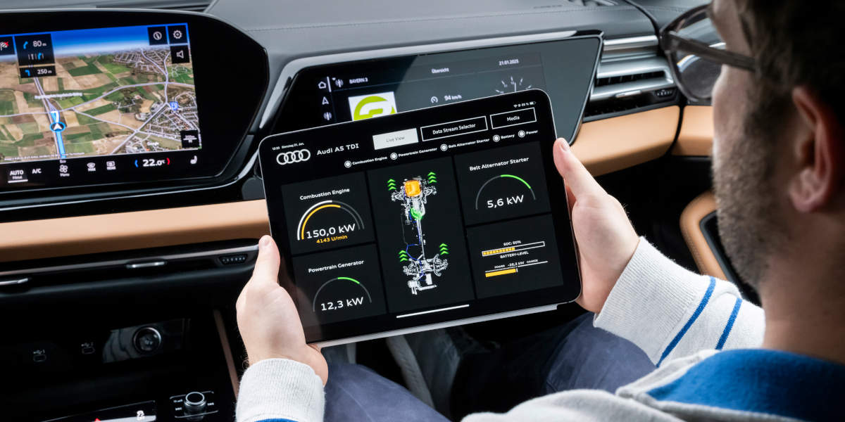 Audi Mild-Hybrid MHEV plus-Technologie: Ingenieur mit Tablet