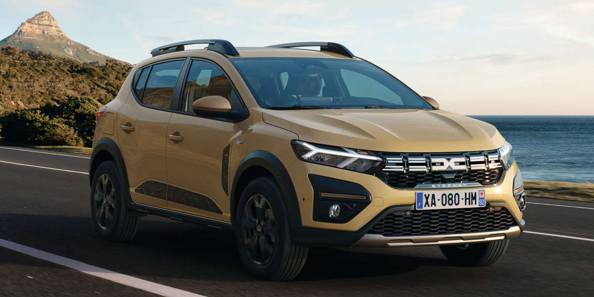 Dacia Sandero Steway (Modell 2024) auf einer Straße fahrend