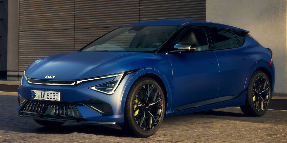 Kia EV6 GT in blau. Frontansicht schräg von vorne