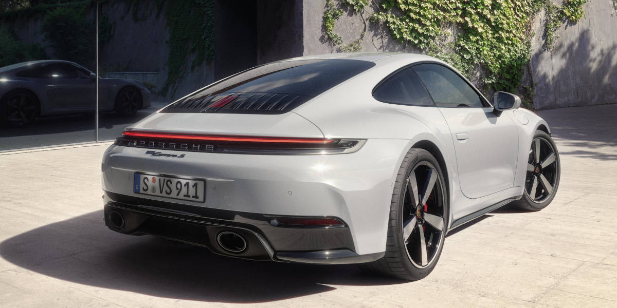 Porsche 911 Carrera S Heckansicht. Fahrzeug in einer Einfahrt.