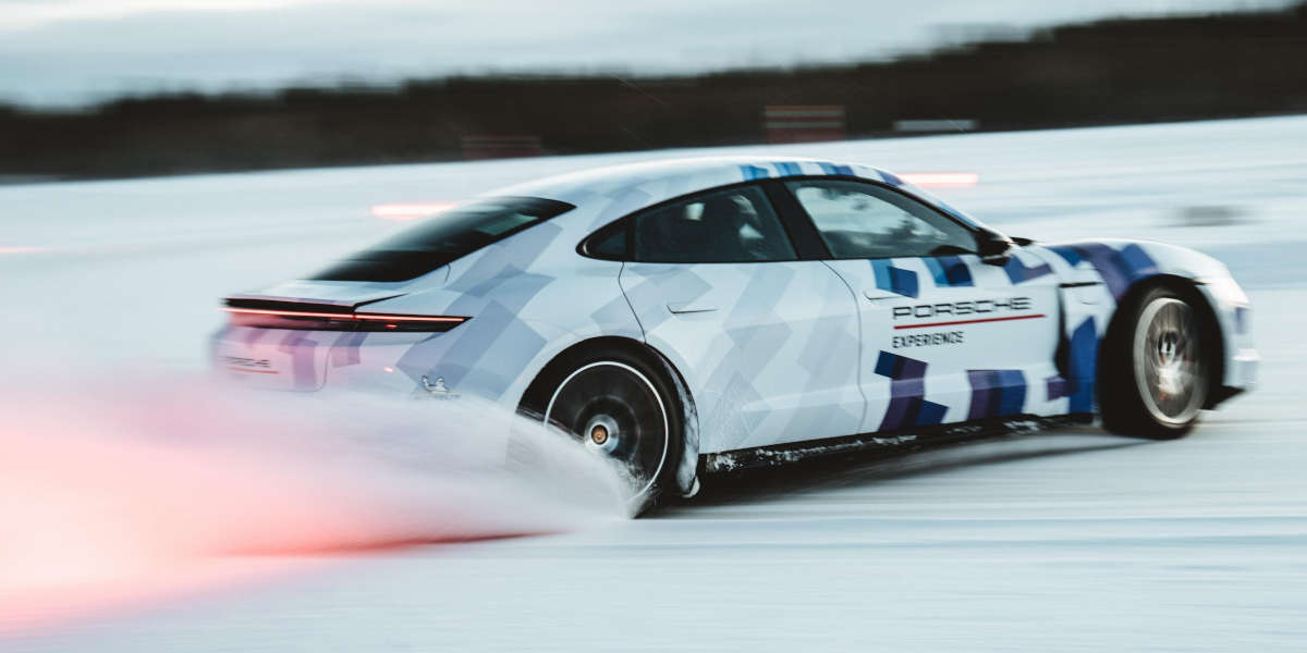 Porsche Taycan driftet durch den Schnee