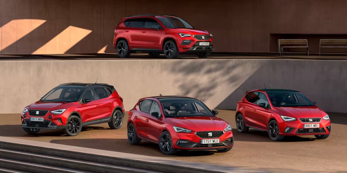Seat FR Black Edition. Vier Modelle auf einem Bild