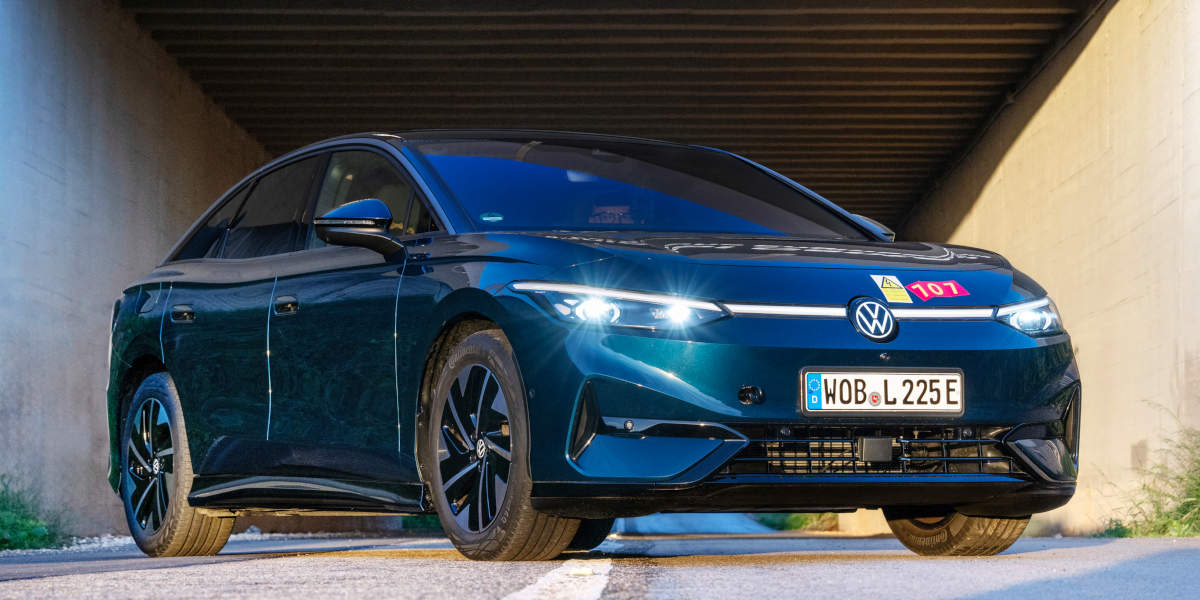  VW ID.7 Pro S vor einer Einfahrt