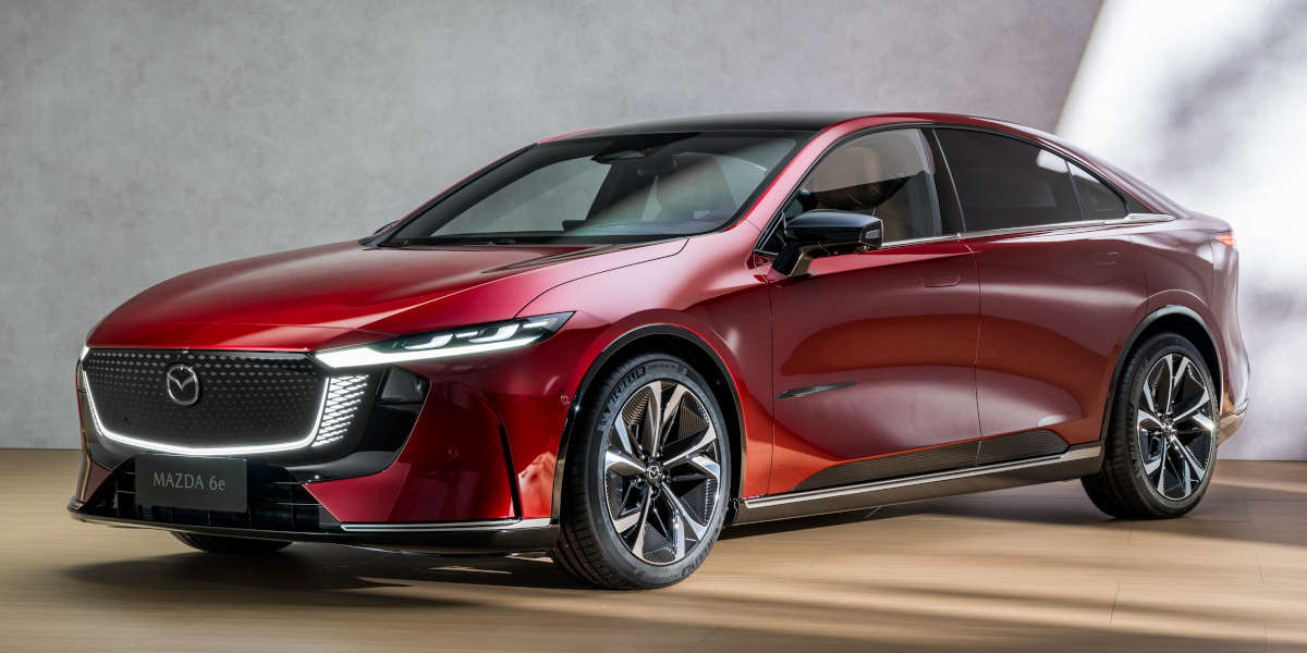 Mazda6e Frontansicht. Rotes Modell