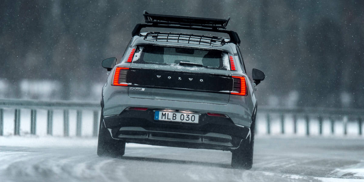 Volvo EX30 Cross Country: Heckansicht im Schnee