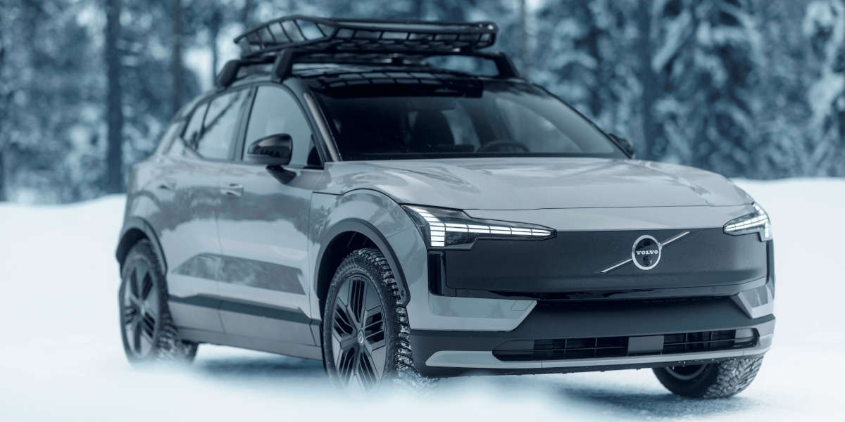 Volvo EX30 Cross Country Front im Schnee