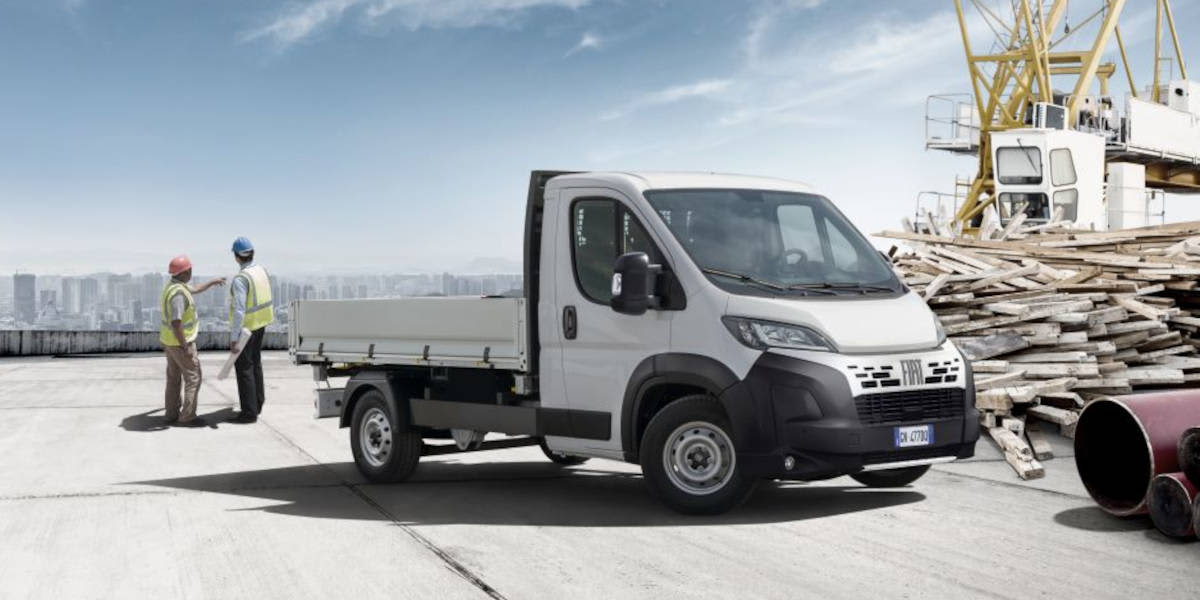 Fiat Ducato auf einer Baustelle