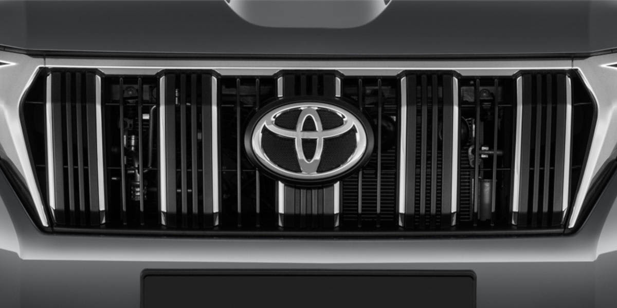 Toyota Logo auf Land Criuser Kühlergrill