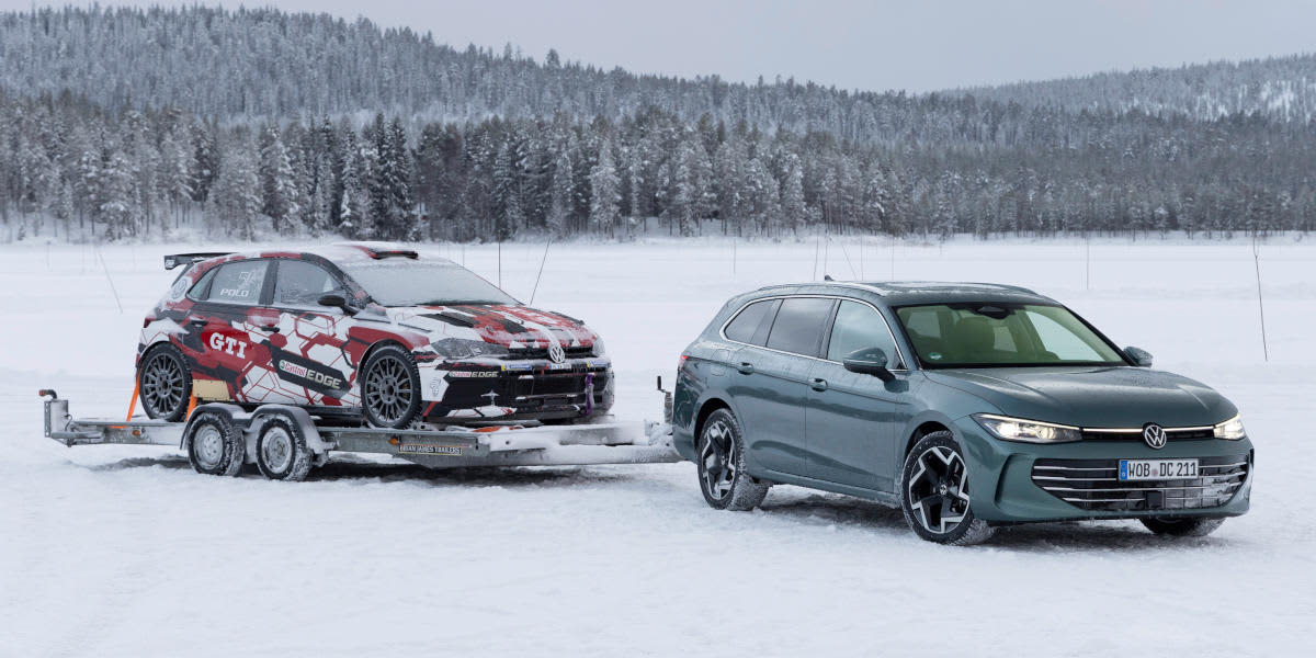 VW Passat mit Anhänger im Winter bei Schnee 