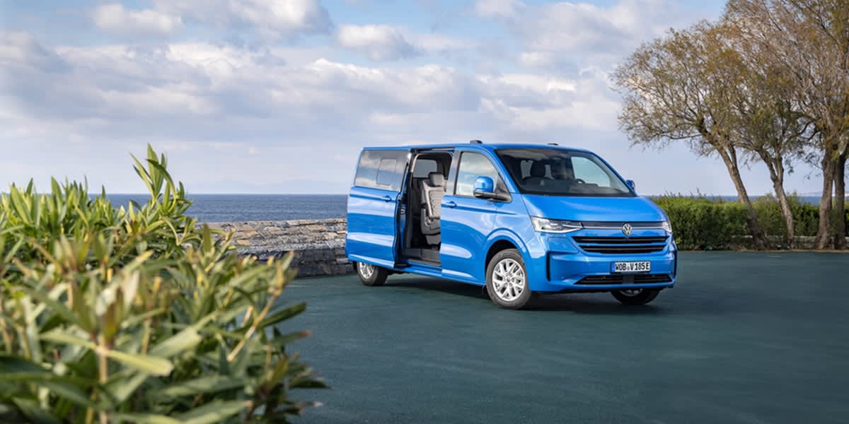 VW Caravelle in blau von vorne