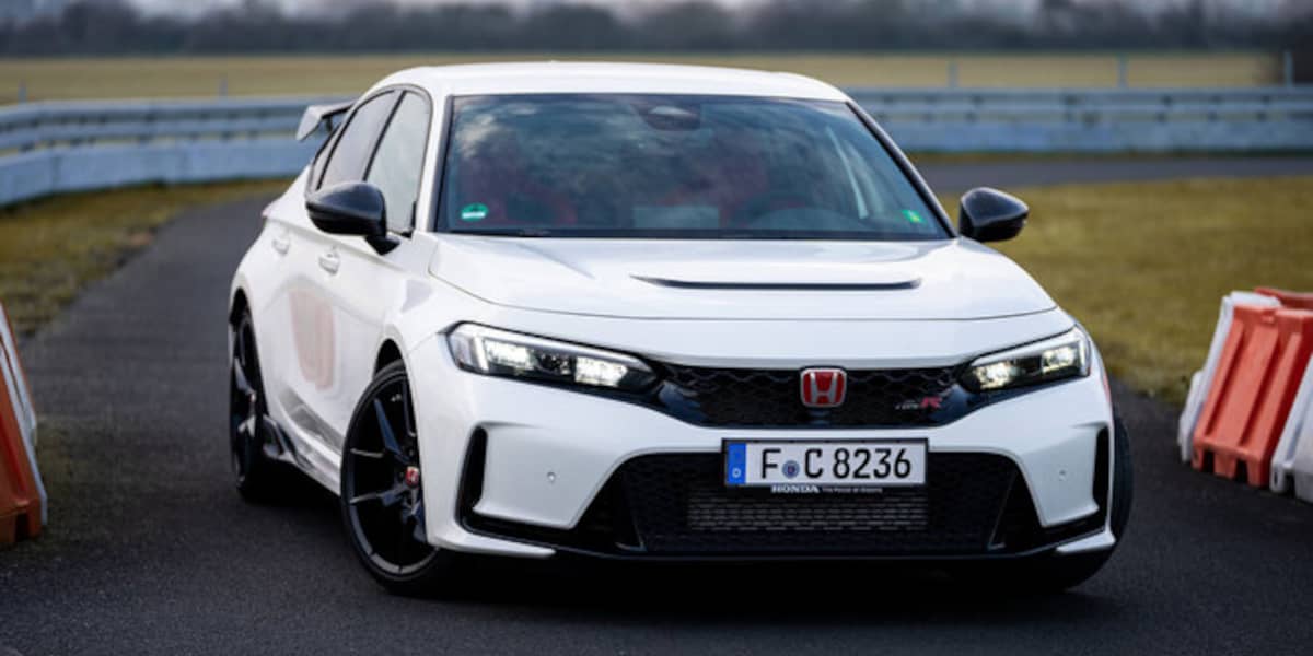 Honda Civic Type R J.A.S. Edition in weiß auf einer Rennstrecke