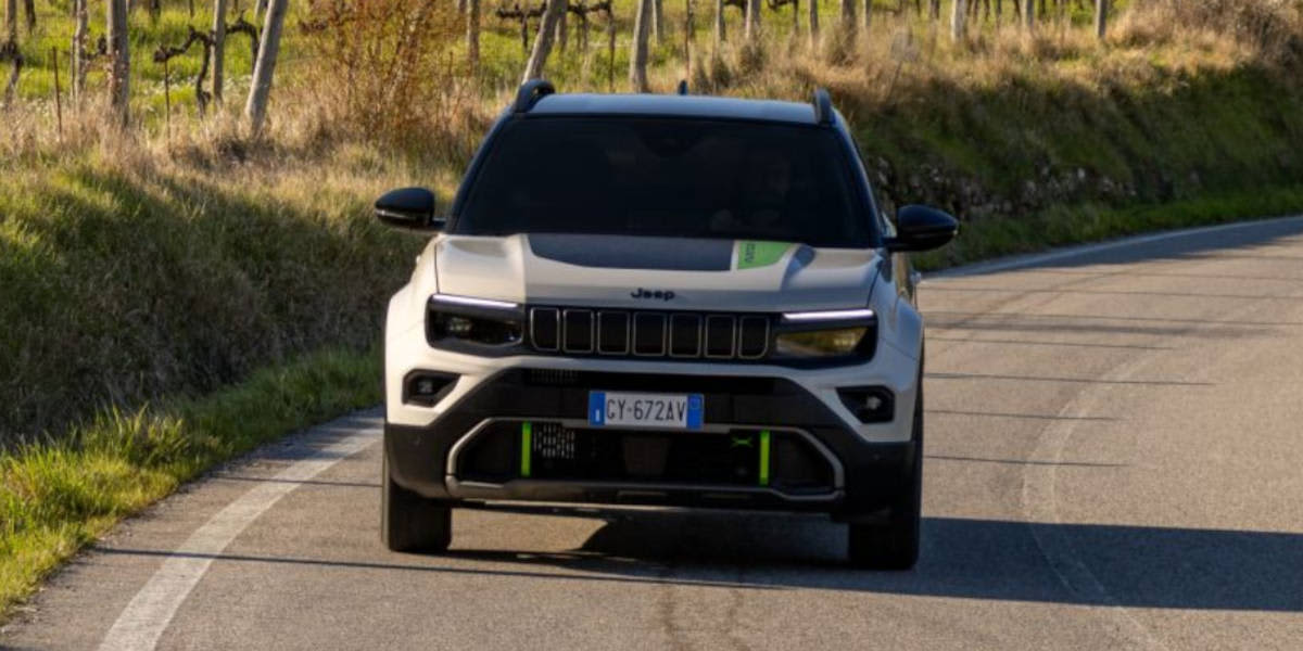 Jeep Avenger 4xe auf der Straße in Fahrt